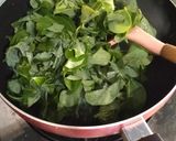 Foto langkah ke 2 dari resep Tumis daun Ubi sederhana.