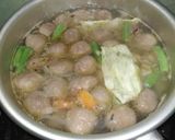 Foto langkah ke 4 dari resep Sayur Sup Bakso Sapi versi Bumbu Racik.
