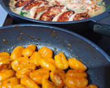 Foto del paso 6 de la receta: Ñoquis al pesto rojo con pechuga de pollo marinada en salsa de champiñones con espinacas