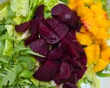 Foto del paso 1 de la receta: Ensalada de la huerta: hojas verdes, remolacha y melocotón natural con queso de cabra caramelizado