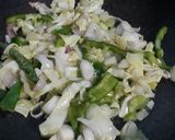 A picture of step 3 of Egg and onion noodles.