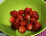 Foto langkah ke 1 dari resep Korean Strawberry Latte.