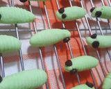Foto langkah ke 8 dari resep Cookies ulat mudah.