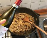 Foto del passaggio 5 della ricetta Risotto al radicchio tardivo sfumato al vino rosso