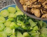 Hình bước làm 6 của món Gà xào nấm cải thìa