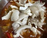 Gambar langkah 5 resipi Tom yum Seafood & Cendawan.