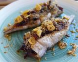 Foto del paso 10 de la receta: Pescadilla crujiente rellena de bacon y cebolla al vino tinto