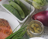 Foto del paso 1 de la receta: Ensalada de salmón ahumado con salsa kéfir de cebollino