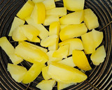 Foto del paso 4 de la receta: Patatas fritas con salsa de pepino
