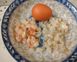 Foto del paso 2 de la receta: Buñuelos de bacalao con langostinos