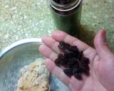 Foto del paso 3 de la receta: Galletitas "maquitas" con pasas de uva