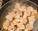 Foto del paso 2 de la receta: Brochetas de gambón con zamburiña al jerez con salsa alioli