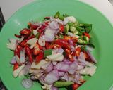 Foto langkah ke 1 dari resep 16. Tumis Tongkol Asap Pedas Manis.