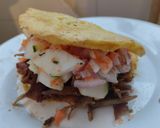 Foto del paso 9 de la receta: Arepa🥯rellena de pollo🫕y salchichón teriyaky con ensalada fresca🥙🧆🌯