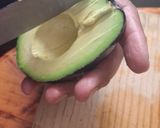 Foto del paso 2 de la receta: Ensalada de surimi con aguacate y mango