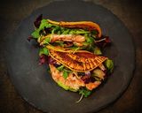Foto del passaggio 10 della ricetta Il pancake che si crede un tacos