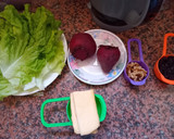 Foto del paso 2 de la receta: Ensalada de remolacha, lechuga, queso, pasas, y nueces