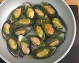 Foto del paso 3 de la receta: Mejillones en mojo de perejil
