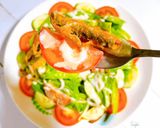 Hình bước làm 3 của món Salad trộn da cá hồi