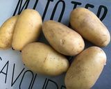 Une image de l'étape 1 de Purée aux deux pommes de terre, curcuma, ail et persil.