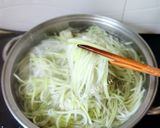 Hình bước làm 3 của món Bầu chần tôm kho đánh ruốc Huế