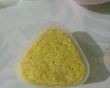 Foto langkah ke 3 dari resep Onigiri Nasi Kuning Isi Telur & Abon ✅.