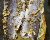 Foto del paso 6 de la receta Lubina al horno sobre patata y calabacín con crujiente de nueces FODMAP