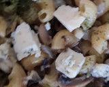 Foto del paso 5 de la receta: Fideos coditos (gomiti 🇮🇹) con salsa de hongos champignones blancos 🍄