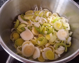 Foto del paso 1 de la receta: Puré de puerros y pera