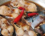 A picture of step 3 of Braised Catfish with Coconut Water.