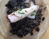 Foto del paso 7 de la receta: Arroz negro con calamar a la plancha