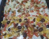 Foto del paso 9 de la receta: Pizza 2 sabores: huevo duro, olivas negras y 4 quesos con olivas verdes