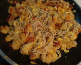 Foto del paso 4 de la receta: Revuelto de gambas, jamón y gulas
