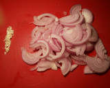 Foto del paso 5 de la receta: Bonito del sur en salsa de cebolla roja