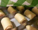 Foto langkah ke 5 dari resep Sausage Butter Roll.
