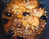Foto del paso 6 de la receta: Muslos de pollo a la cazuela con ciruelas, orejones y piñones 🍗