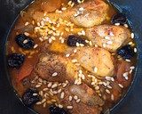 Foto del paso 6 de la receta: Muslos de pollo a la cazuela con ciruelas, orejones y piñones 🍗