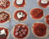 Foto del paso 2 de la receta: Mini pizzas de masa de empanadillas