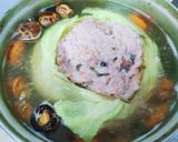 รูปขั้นตอนการทำที่ 4 ของ แกงจืดกะหล่ำปลียัดไส้หมูสับ
