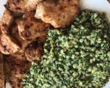 Bulgur spenóttal, és vajban sült csirkemell szeletekkel recept fázis 3 fotója