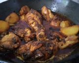A picture of step 4 of Tamarind chicken curry with potatoes.