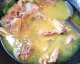 Foto langkah ke 3 dari resep Ayam ungkep goreng telur.