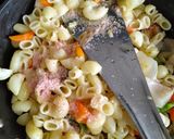 A picture of step 3 of Macaroni in butter and roasted sesame dressing.