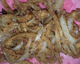 A picture of step 4 of Stuffed chicken with macaroni and onion rings.
