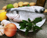 Foto del paso 1 de la receta: Dorada al horno asada con patatas