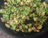 Foto del paso 4 de la receta: Aguacates rellenos de pollo y champiñones