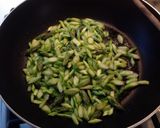 Foto del passaggio 3 della ricetta Trenette con vongole, asparagi e aglio dolce