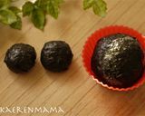 A picture of step 4 of Easy Mickey Silhouette Onigiri.