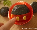 A picture of step 8 of Easy Mickey Silhouette Onigiri.