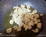 Foto del paso 4 de la receta: Langosta al ajillo con huevos fritos y patatas panadera
